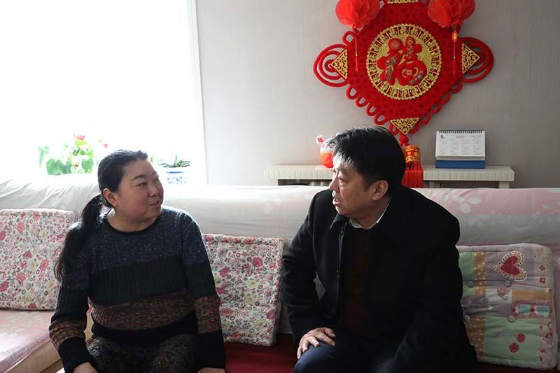 师建军慰问徐冰 师建军慰问徐冰