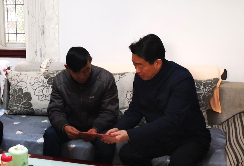 吴书记慰问困难职工 吴书记慰问困难职工
