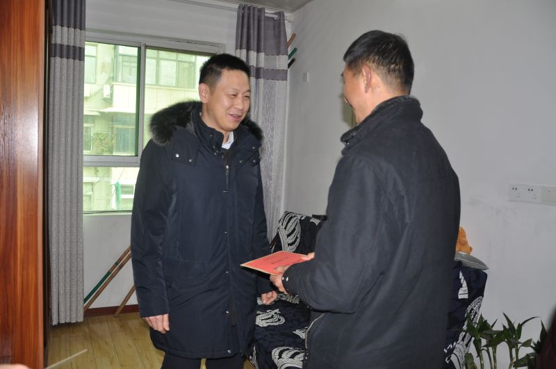 孔总慰问困难职工