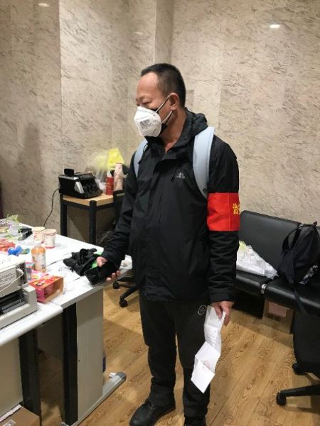 管廊三项目副经理白建国加入华安里社区志愿者服务队，负责对接中百超市为中铁北苑107户居民采购生活食品，解决居民生活后顾之忧。