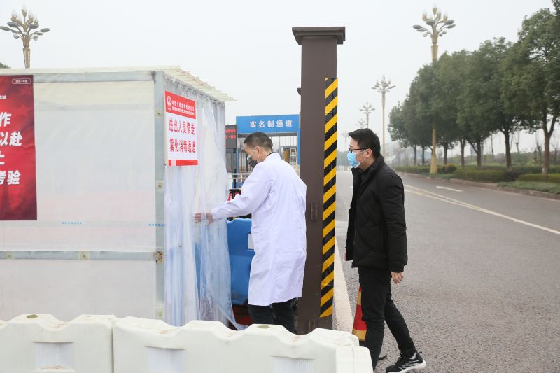 验收组进入消毒通道