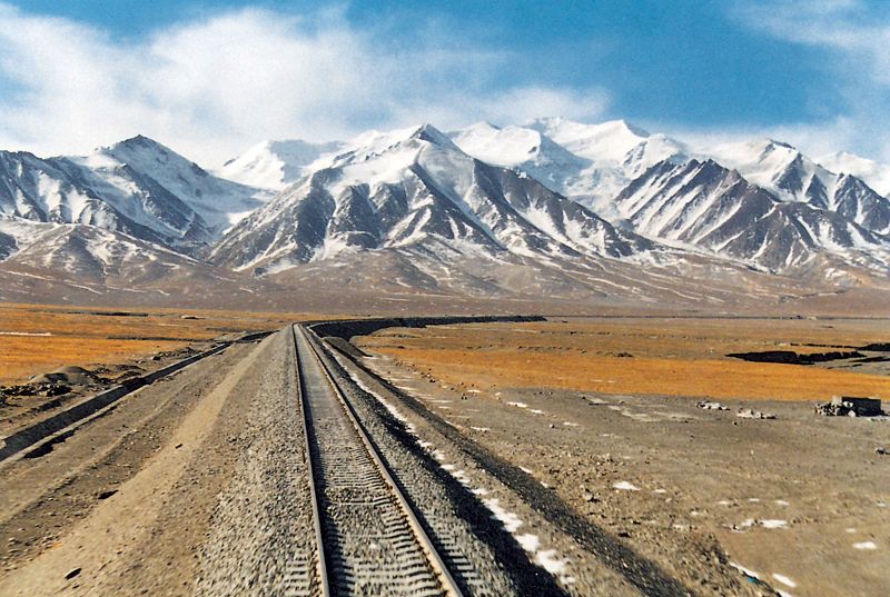 世界海拔最高、在冻土上里程最长的高原铁路（青藏铁路）